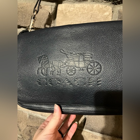 Elegant Coach Jes Messenger Crossbody Navy with Embossed Design - Picture 2 of 16